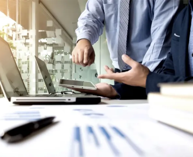 Imagen que representa nuestros servicios integrales en materia de impuestos y tributos. Incluye asesoramiento, representación legal y gestión contable y fiscal para nuestros clientes en Argentina